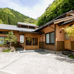 十津川温泉地温泉―。
そこは、紀伊山脈の山あいに囲まれたまさに「秘境」。