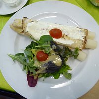 Tages Gericht, Spargel im Crepemantel mit Bärlauchschmandt und Wildkräutersalat