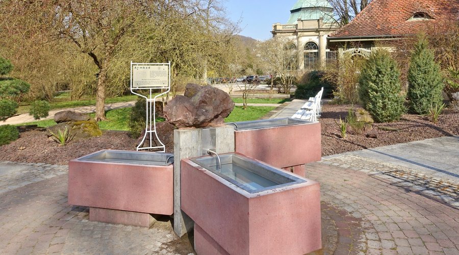 Am Rande des Parks: Becken für Armbäder (Anfang April 2018)
