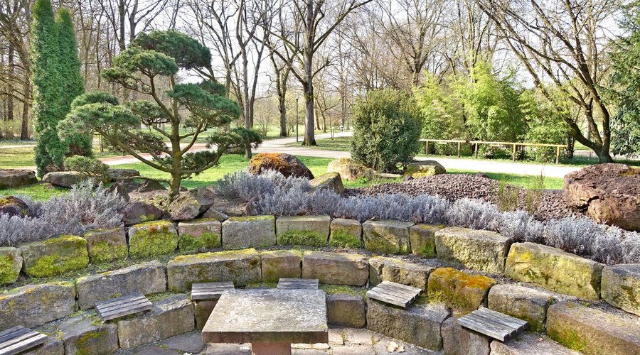 Sitzecke nahe des Tretbeckens (Anfang April 2018)