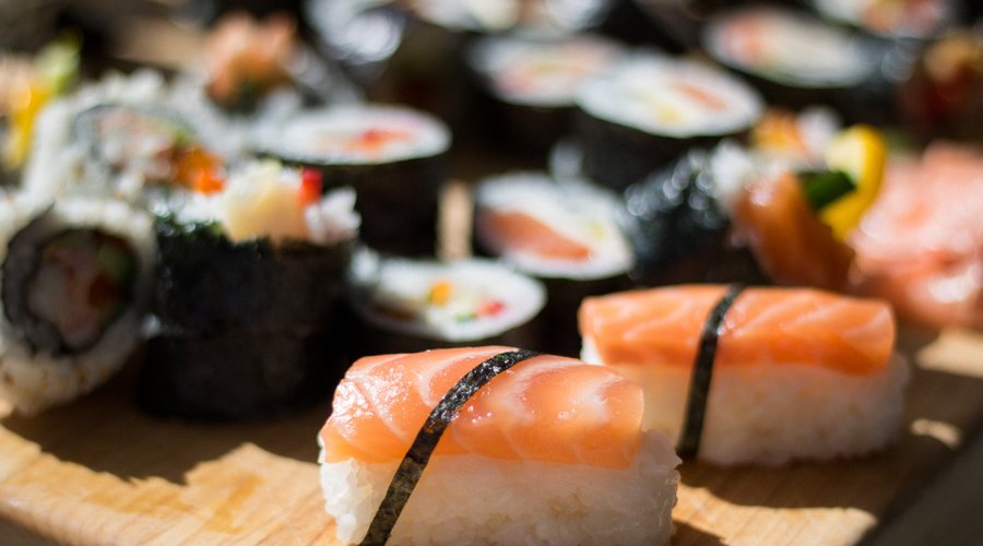 Grande variété de Sushis, voici nos nigiris au saumon!