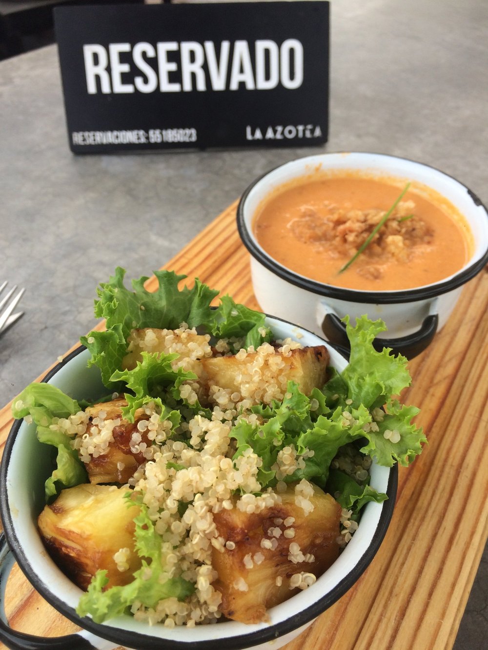 Ensalada de piña y quinoa y crema de chicharrón 