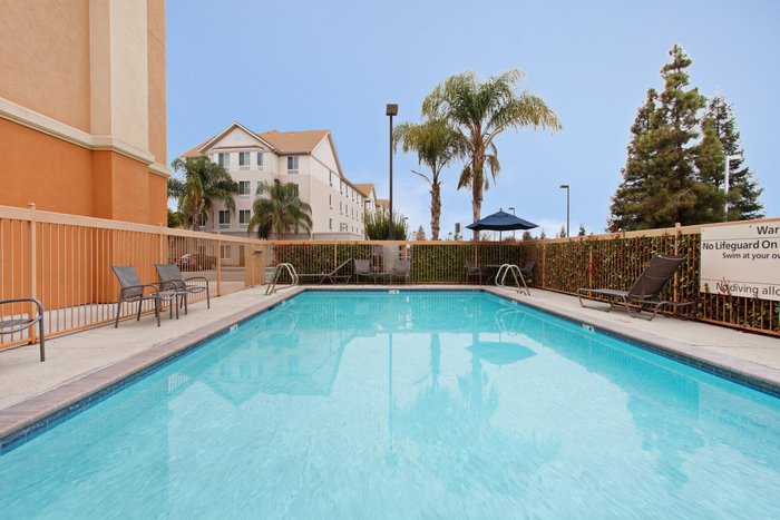 Hampton Inn & Suites Clovis-Airport North Pool: Pictures & Reviews ...