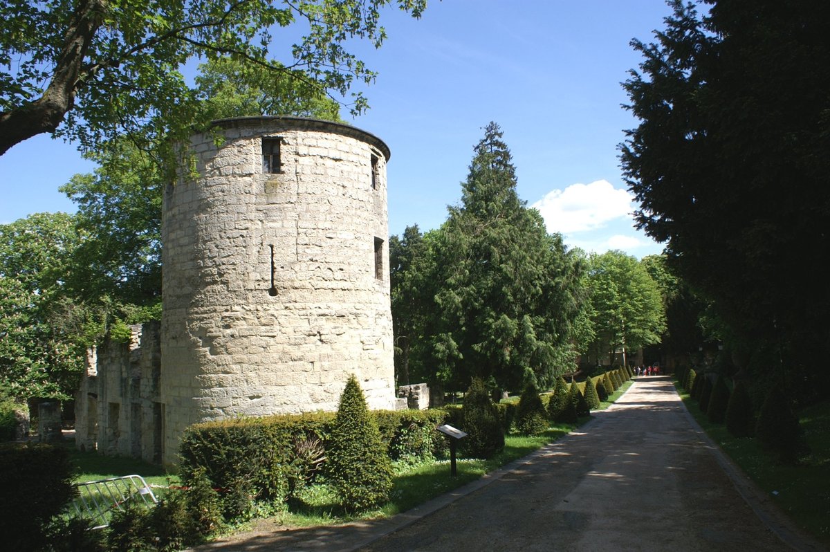 Teen girls in Saint-Maur-des-Fossés