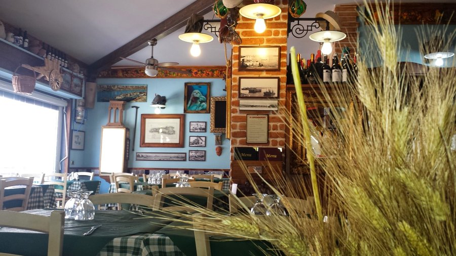l'interno del locale. unico nella sua semplicità, ma carico di folklore. Piatti unici e da gusta