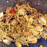 Tagliolini di grano saraceno e vongole con crema di pistacchi