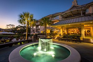 Inn & Club at Harbour Town - Sea Pines Resort in Hilton Head, image may contain: Hotel, Resort, Water, Fountain