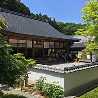 庭園が京都などで見られる枯山水の庭園になっており綺麗です。5月は牡丹が咲いており、沢山人が来ておりました。また御朱印がGW限定のものがあった事が要因の一つであると思います。