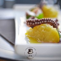 Piatto con polipo sulla piastra con purè di patate.