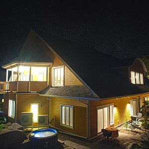 The Gatineau Park sky lights up above our inn at night. 