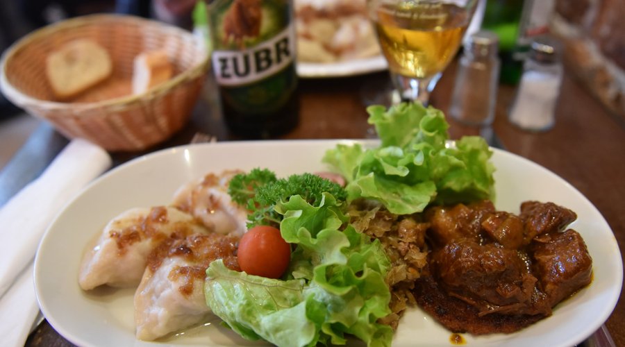 Plat principal avec un assortiment (derrière une bière Polonaise délicieuse).