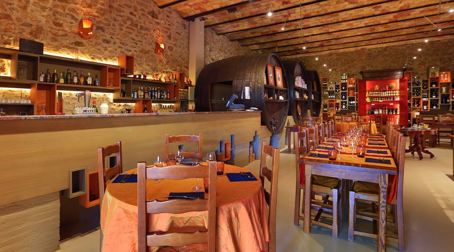 Salle de l'auberge du Vigneron et ses foudres