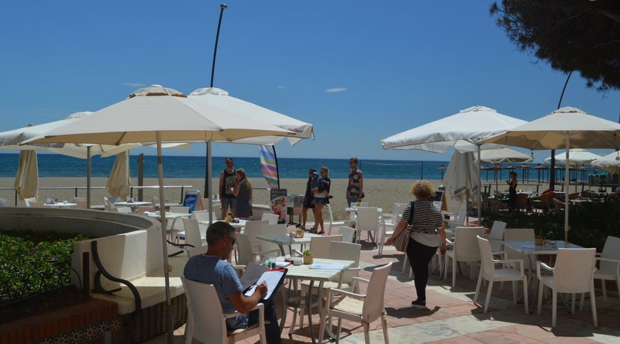 Terras buiten aan het strand/Terrace outside at the beach