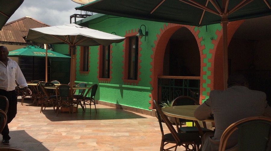 La terrasse en mai très agréable
