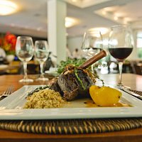 Pernil de Cordeiro da Chef Dailde com Farofa de Alecrim e Pêra ao Maracujá