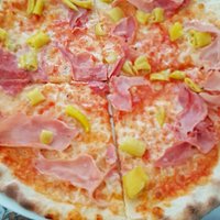 Pizza Schinken & Pepperoni aus dem Steinofen