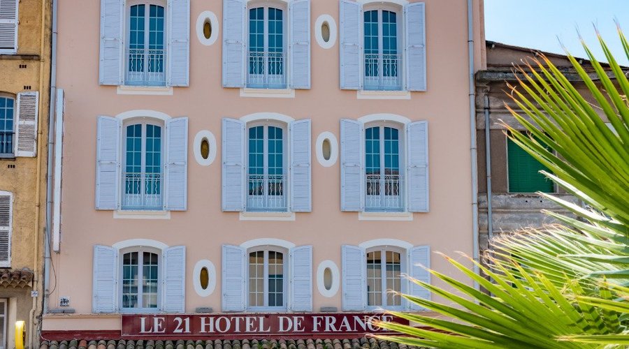 Vue exterieure de l'hôtel le 21