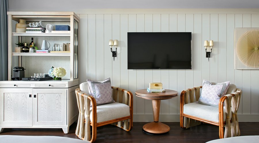 Deluxe Double Queen Room Sitting Area