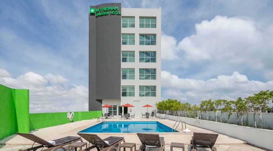 Disfruta de nuestra piscina al aire libre, 