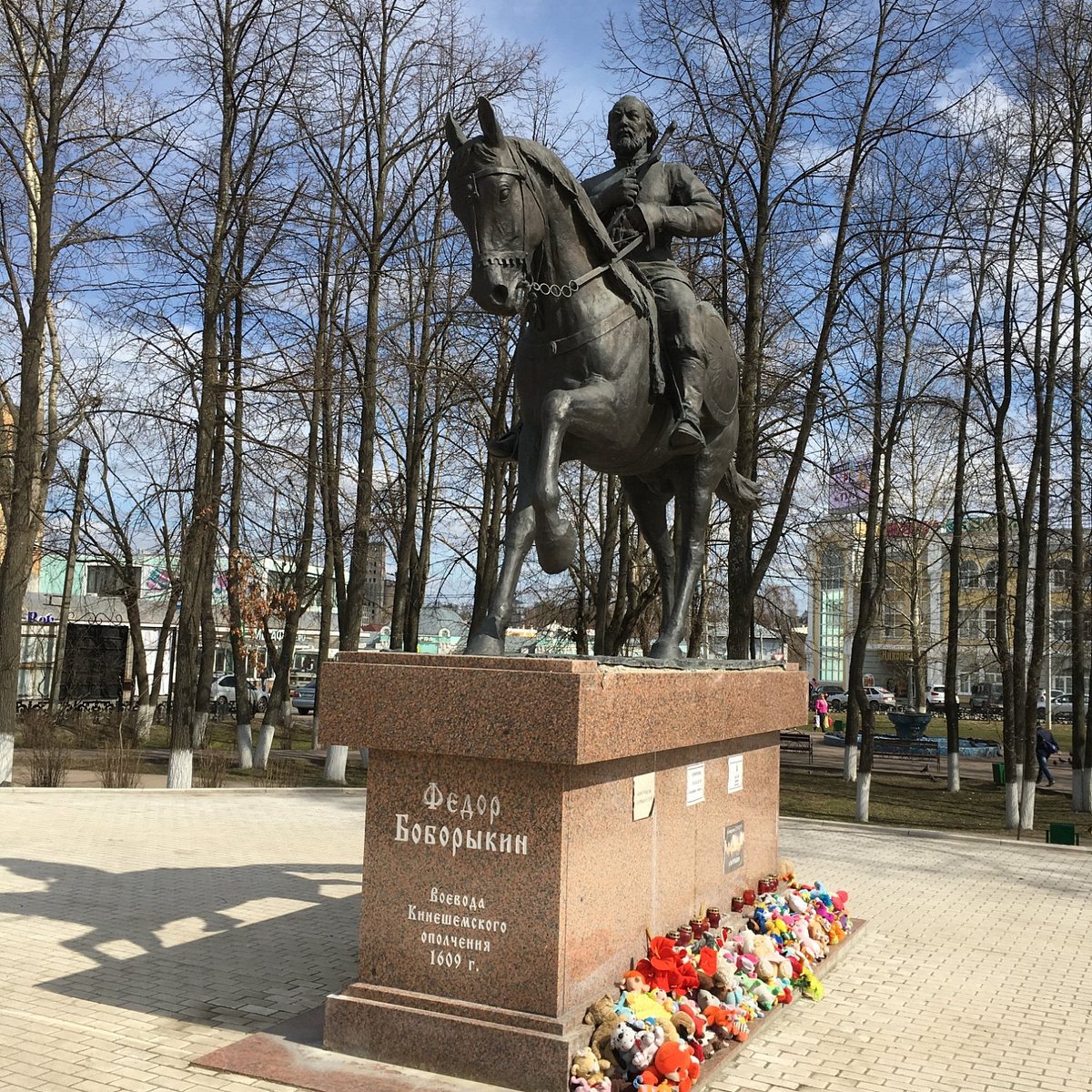 Памятники полководцам. Памятник полководцу Фёдору Боборыкину Кинешма. Памятник Фёдору Боборыкину в Кинешме. Памятник Воеводе Боборыкину в Кинешме.