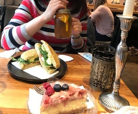 パニーニはボリューム満点。手前のチーズケーキは見た目に反して超美味しかった。