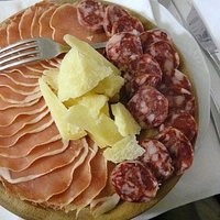 antipasti di salumi e formaggi sardi