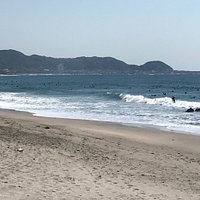 南房総市の和田浦駅からすぐのビーチです。
トイレの写真は無いですが綺麗なのが有りましたし、夏のシーズンならシャワーも完備。
サーファーさんもだけど、バーベキュー等の家族連れも楽しめると思いま