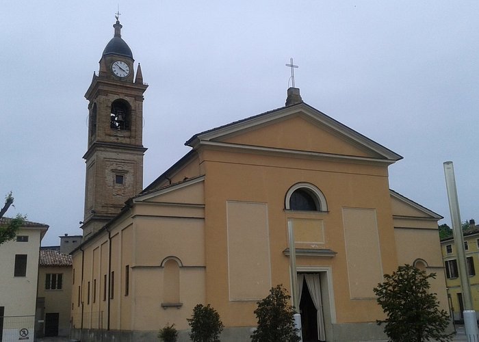 L'esterno della chiesa vista dalla piazza