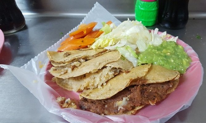 Tacos de papa, frijol y chicharron