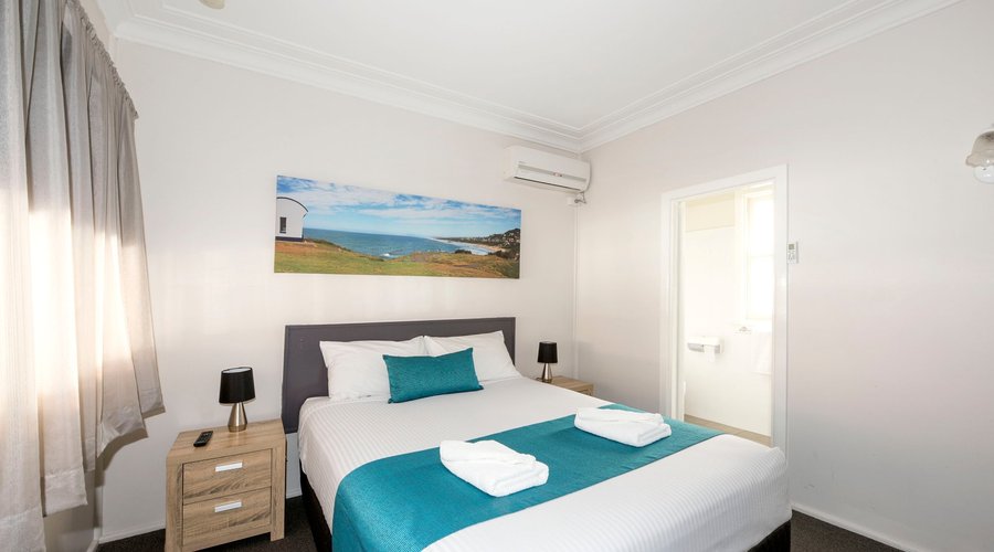 DOUBLE ROOM ( 1 QUEEN BED )