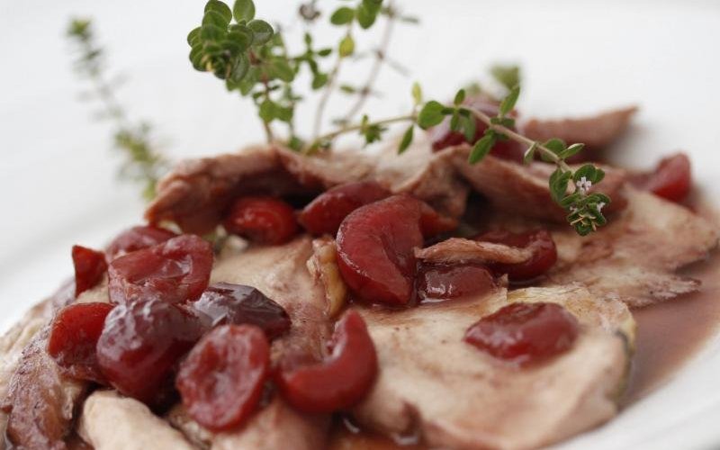 Petto di faraona scaloppato con ciliegie della Valpolicella ( da metà Giugno a metà Luglio circa