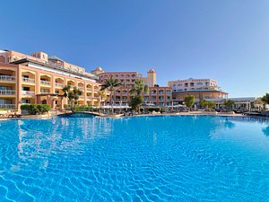 H10 Playa Esmeralda in Fuerteventura, image may contain: Hotel, Resort, Waterfront, Pool