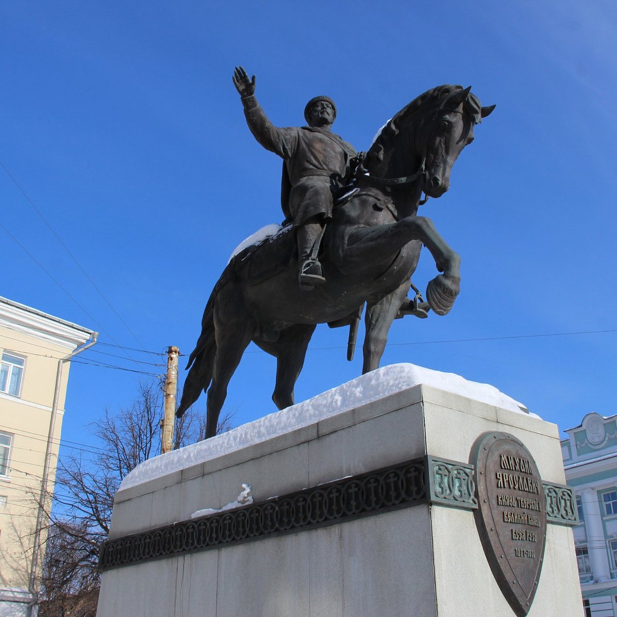 Михаила тверского 3. Памятник Михаилу Тверскому в Твери. Памятник Михаилу Тверскому Тверь Пономарев. Площадь Михаила Тверского Тверь дом 2. Анна и Михаил Тверской памятник.