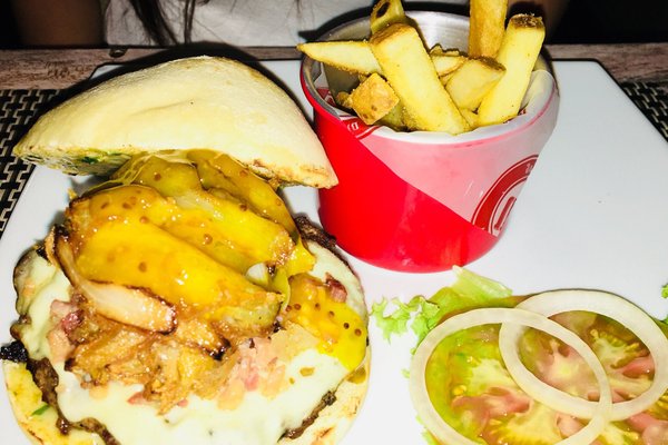 12 Best Burgers in Medellín: Best Burger Places in the Aburrá Valley