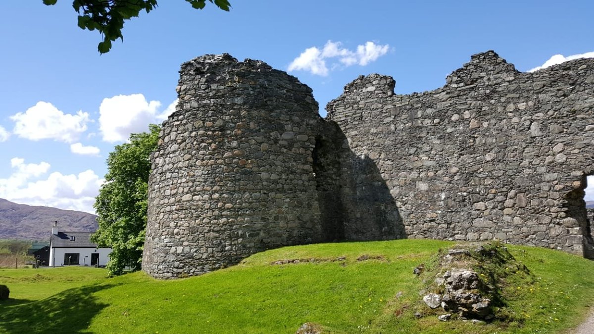 https://dynamic-media-cdn.tripadvisor.com/media/photo-o/12/ef/ba/f2/old-inverlochy-castle.jpg?w=1200&h=-1&s=1