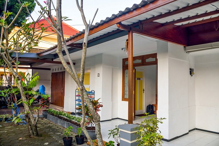 RUMAH LARASATI (Malang) - Hostel Reviews, Photos, Rate Comparison ...