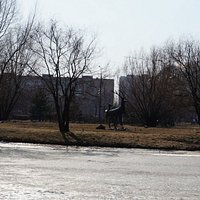 Олени - скульптура на острове посреди пруда