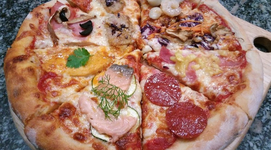 Top 8 (8 different toppings, perfect pizza for sharing!)