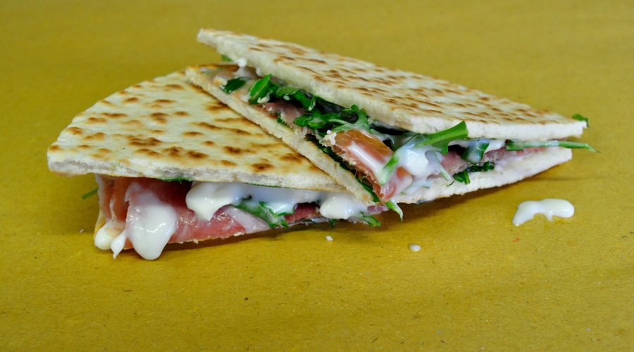Piadina o Pizza Fritta? Entrambe da farcire con ingredienti freschi è di qualità che selezioniam