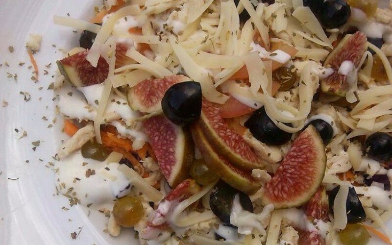 Salada de frango com fruta da época