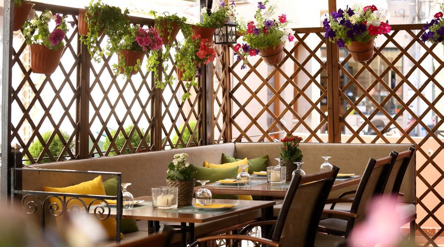 VENUS Pizza βεράντα & εξωτερικά τραπέζια  /  VENUS Pizza veranda view & outside table setting
