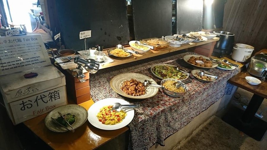 お料理はビュッフェ形式で。お好きにお取りください。