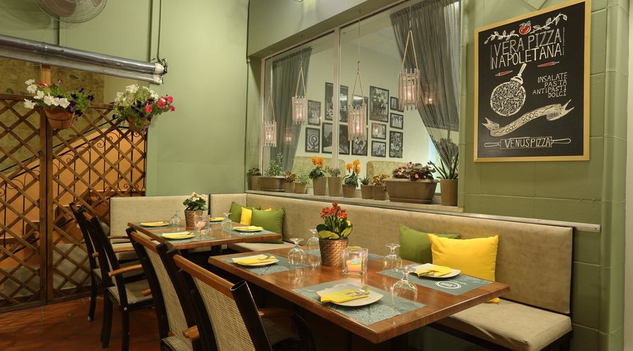 VENUS Pizza βεράντα & εξωτερικά τραπέζια  /  VENUS Pizza veranda view & outside table setting