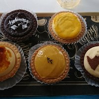タルトです。チョコレート、レアチーズ、プリュレ?、パンプキン?、ティラミスだったような・・・。