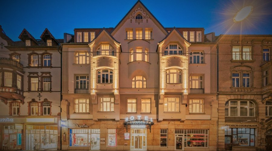 Außenansicht Hotel bei Nacht