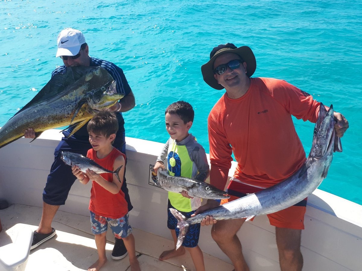 family fishing cancun