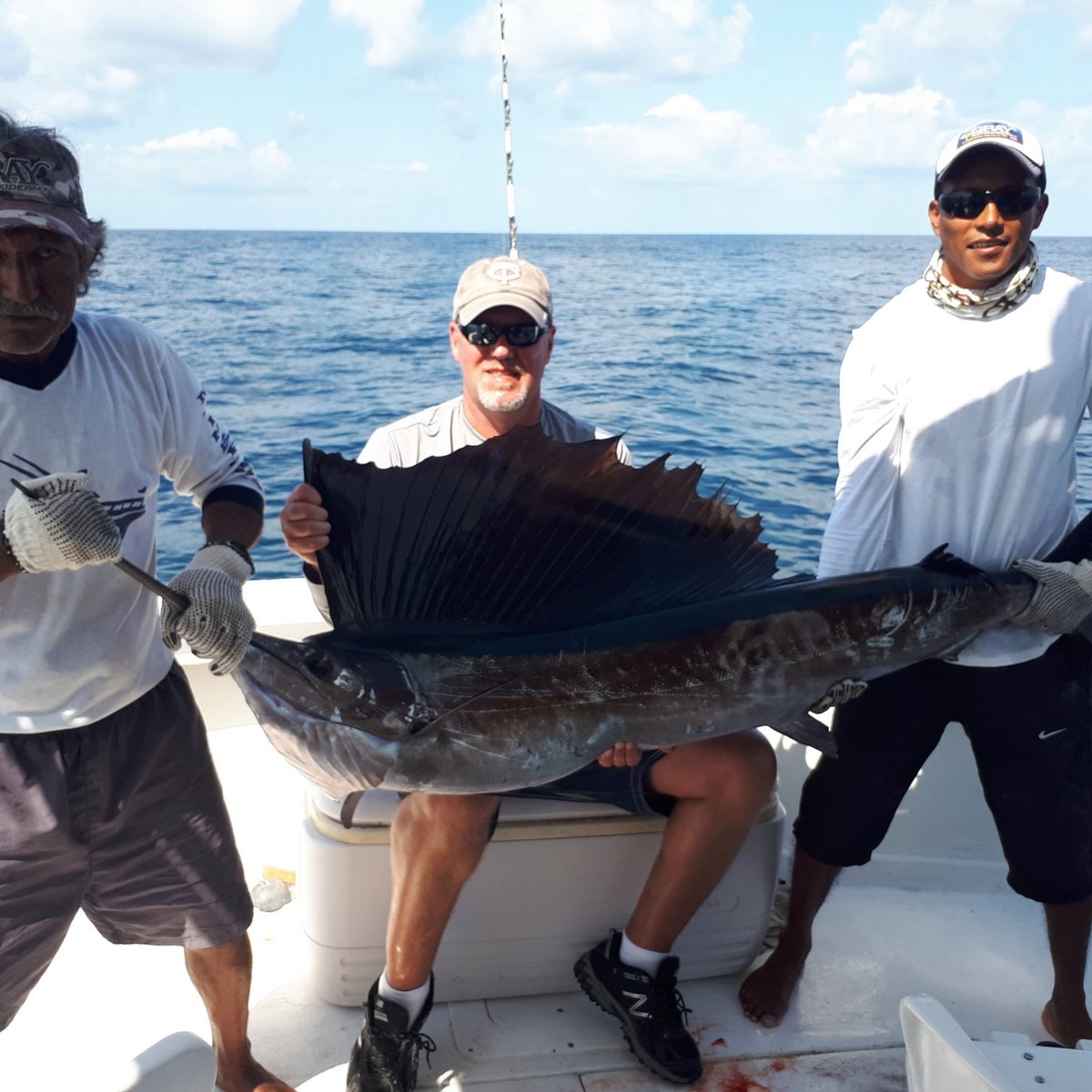 family fishing cancun