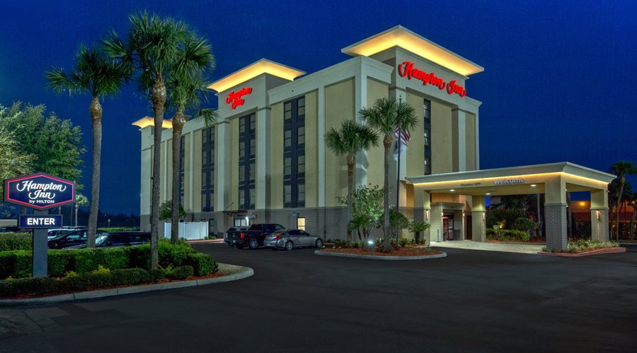 Nighttime at The Hampton Inn Davenport 