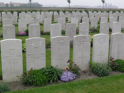 Des habitants d'Ypres recréent un cimetière de la Première Guerre mondiale  en Lego 