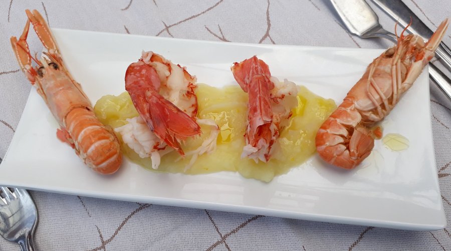 Gamberoni e scampi con purea di patate